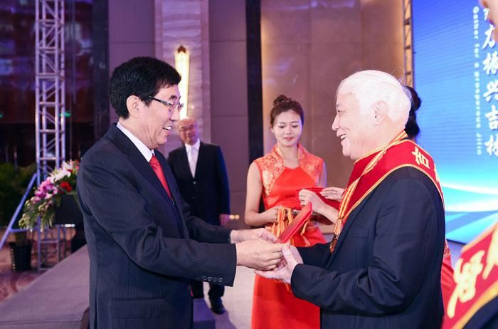 1、第二届全球吉商大会上，省委书记巴音朝鲁为获得“吉商突出贡献人物”奖的曹和平董事长颁奖.jpg